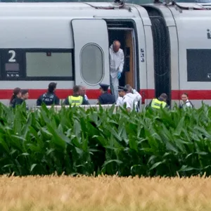 Die Polizei und Spurensicherung ermitteln in einem ICE, in dem ein Mann in Niederbayern mehrere Passagiere angegriffen hat.