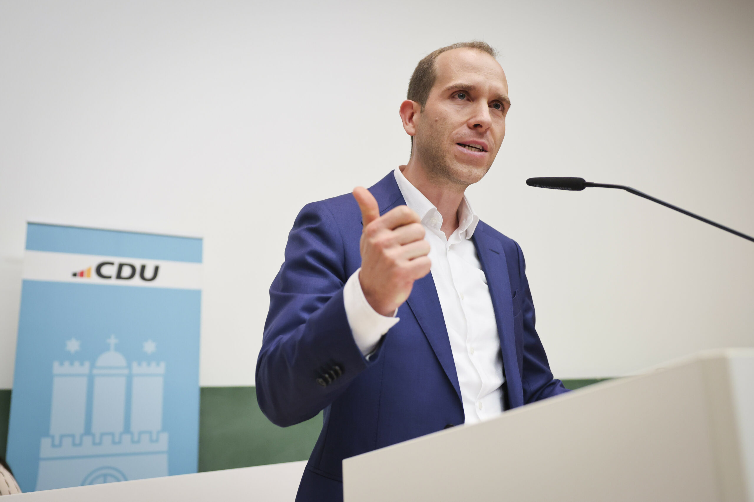 CDU-Fraktionschef Dennis Thering spricht auf dem Landesparteitag der CDU Hamburg.