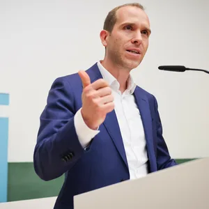 CDU-Fraktionschef Dennis Thering spricht auf dem Landesparteitag der CDU Hamburg.