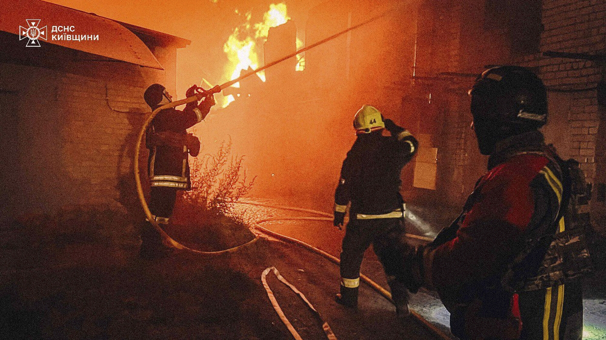 Auf diesem vom ukrainischen Katastrophenschutz zur Verfügung gestellten Foto arbeiten Ersthelfer daran, ein Feuer nach einem russischen Angriff in der Region Kiew zu löschen.