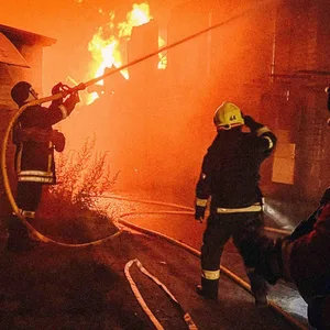 Auf diesem vom ukrainischen Katastrophenschutz zur Verfügung gestellten Foto arbeiten Ersthelfer daran, ein Feuer nach einem russischen Angriff in der Region Kiew zu löschen.