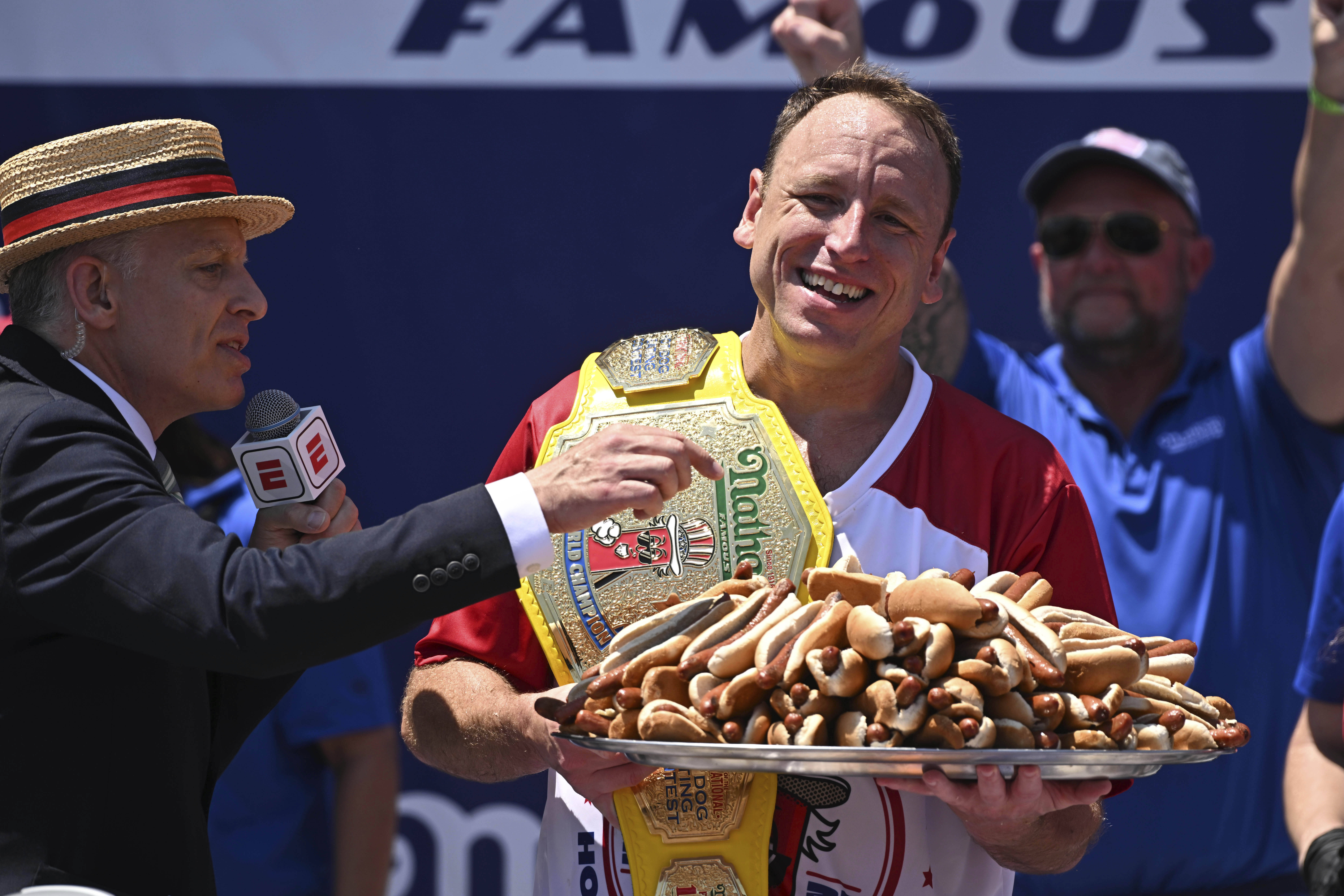 Joey Chestnut futterte beim Wettessen in New York insgesamt 70,5 Hot Dogs in zehn Minuten.