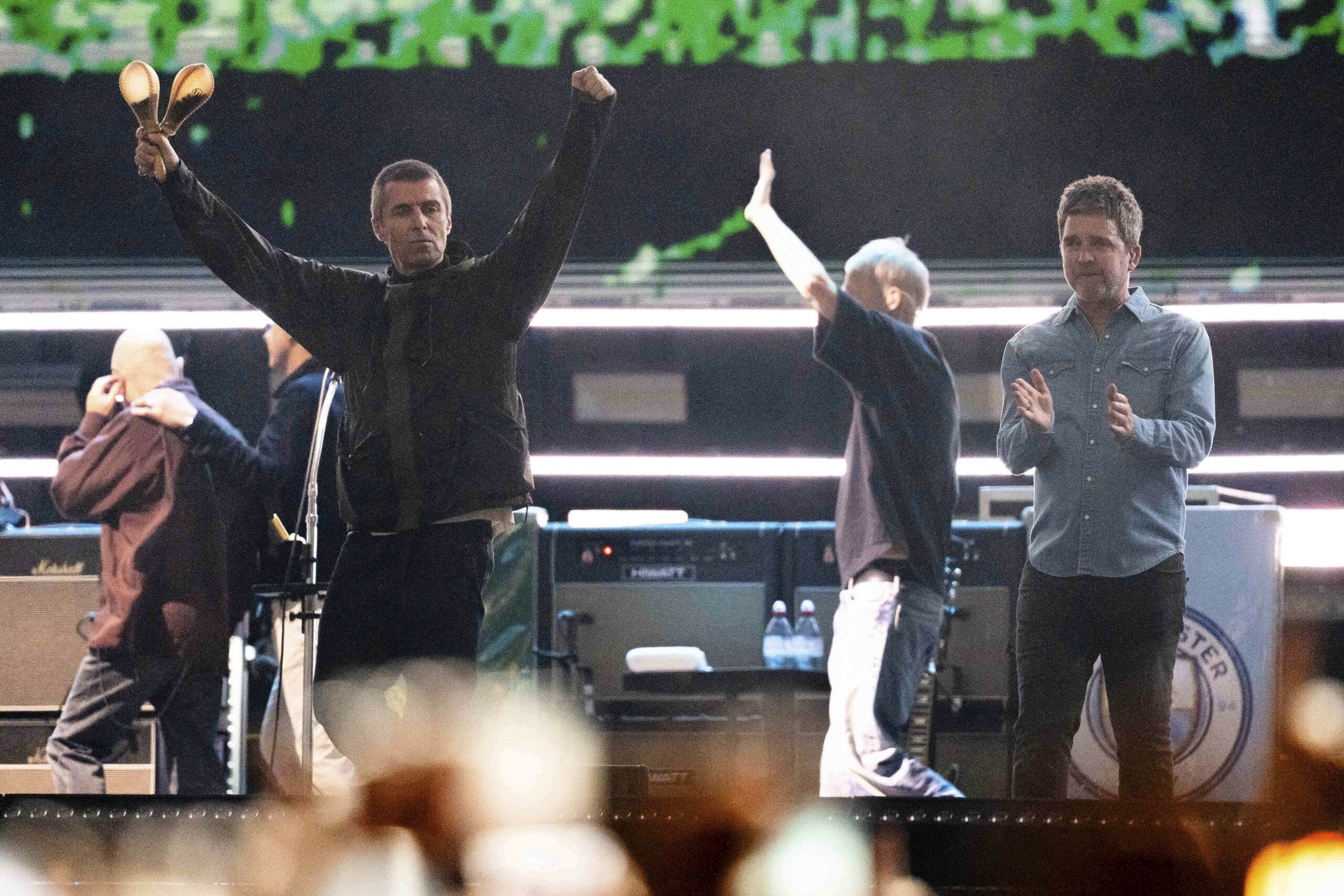 Liam Gallagher (links) und Noel Gallagher bei ihrem Comeback Konzert am Freitag in Cardiff.