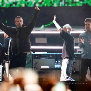 Liam Gallagher (links) und Noel Gallagher bei ihrem Comeback Konzert am Freitag in Cardiff.