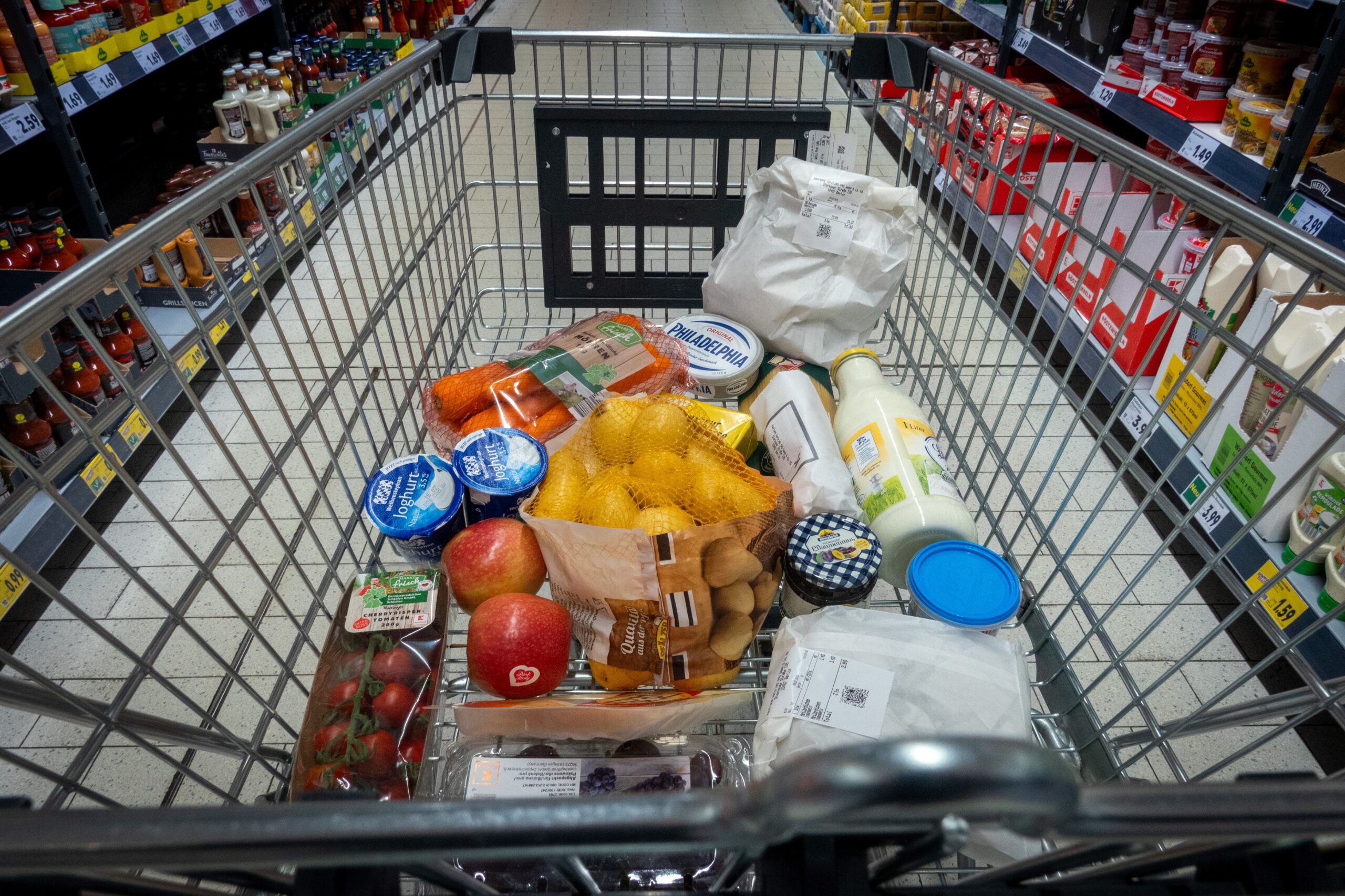 Einkaufswagen mit Lebensmitteln