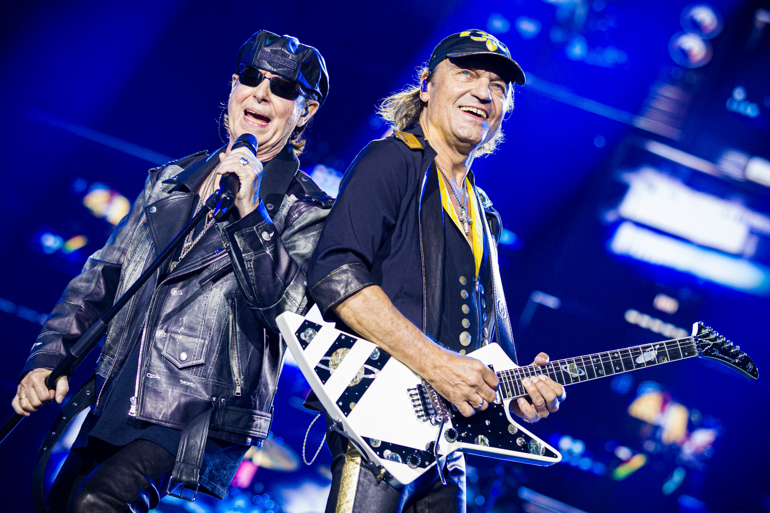 Klaus Meine und Matthias Jabs von der Rockband Scorpions stehen während ihres Konzerts auf der Bühne in der Heinz-von-Heiden-Arena.