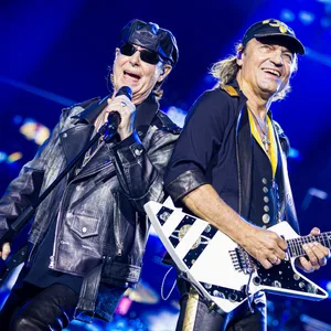 Klaus Meine und Matthias Jabs von der Rockband Scorpions stehen während ihres Konzerts auf der Bühne in der Heinz-von-Heiden-Arena.