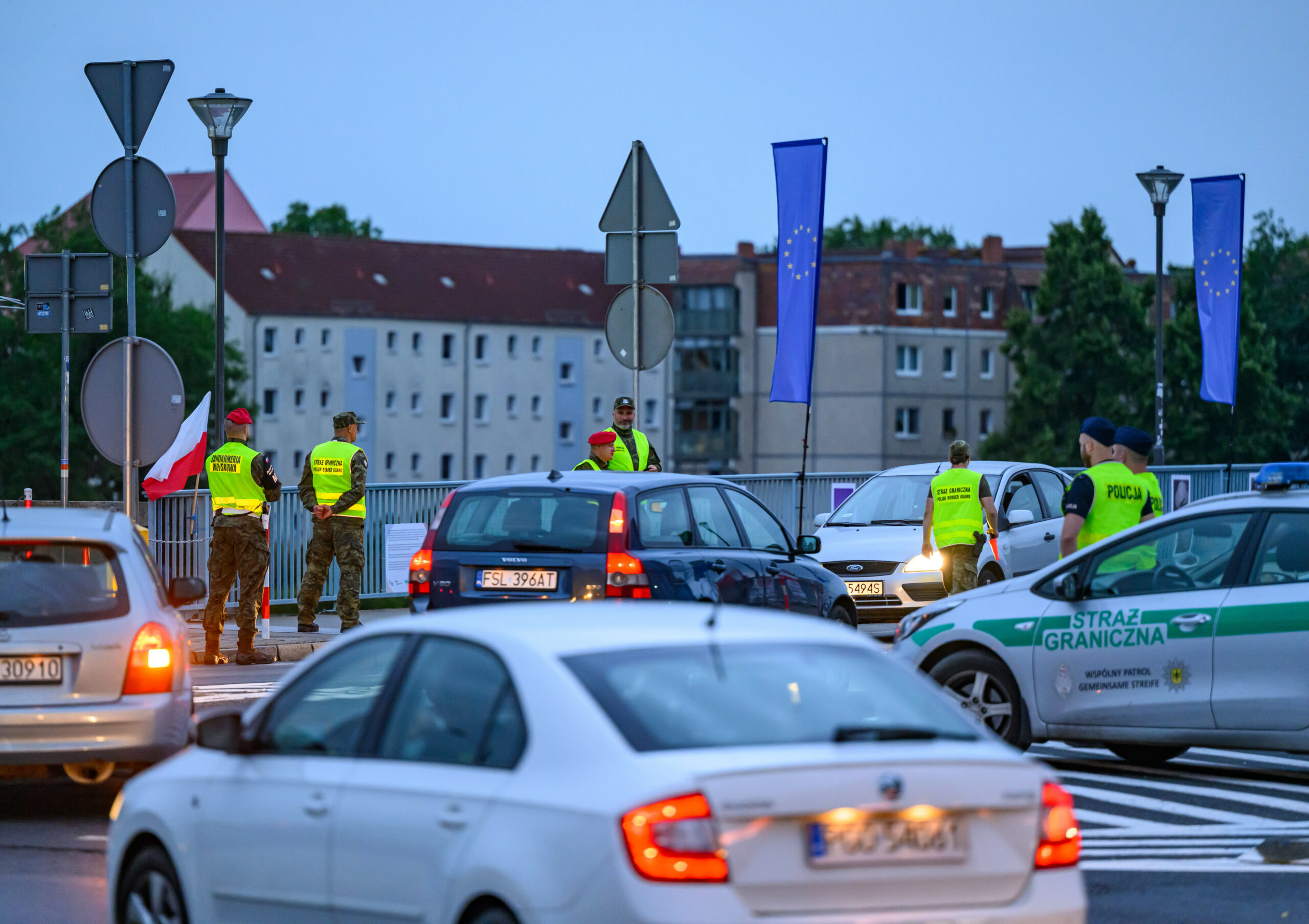 Polnische Grenzschützer kontrollieren Fahrzeuge am Grenzübergang Stadtbrücke zwischen Frankfurt (Oder) in Brandenburg und dem polnischen Slubice.