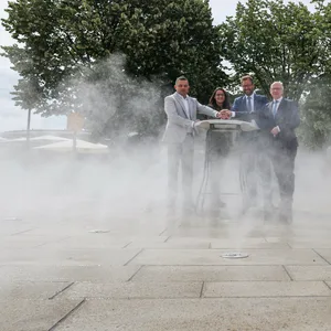 Ralf Neubauer, Bezirkschef Hamburg-Mitte, Bausenatorin Karen Pein (SPD), Verkehrssenator Anjes Tjarks (Grüne), und LSBG-Chef Stefan Klotz bei der Inbetriebnahme des Nebelfelds am Jungfernstieg.