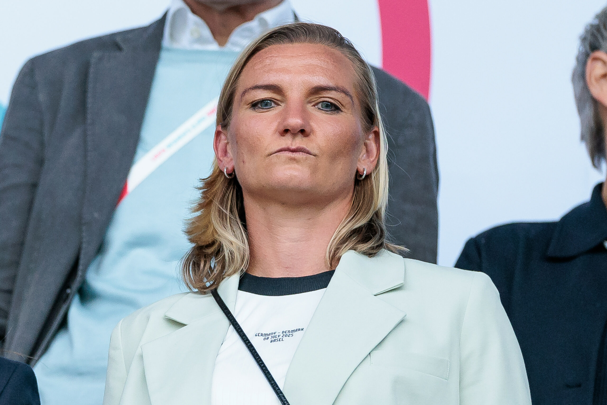 Alexandra Popp auf der Tribüne des zweiten DFB-Gruppenspiels gegen Dänemark