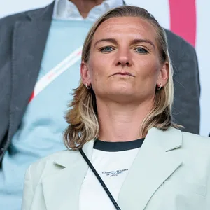 Alexandra Popp auf der Tribüne des zweiten DFB-Gruppenspiels gegen Dänemark