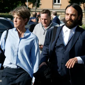 Christina Block kommt mit ihren Verteidigern Ingo Bott (vorne, r) und Otmar Kury (l) zu dem Prozessbeginn.