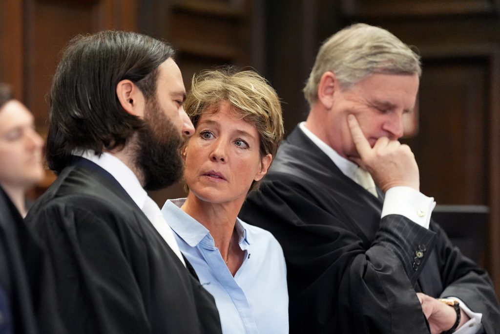 Frau sitzt zwischen zwei Männern
