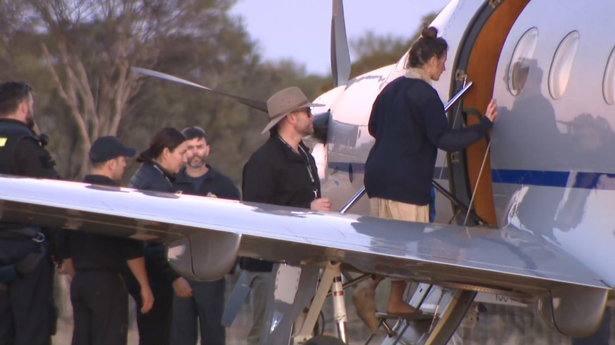 Carolina Wilga steigt in ein Flugzeug ein.