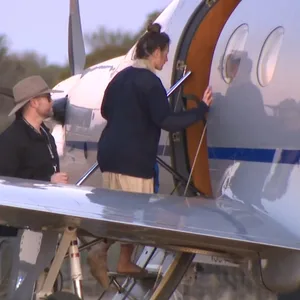 Carolina Wilga steigt in ein Flugzeug ein.
