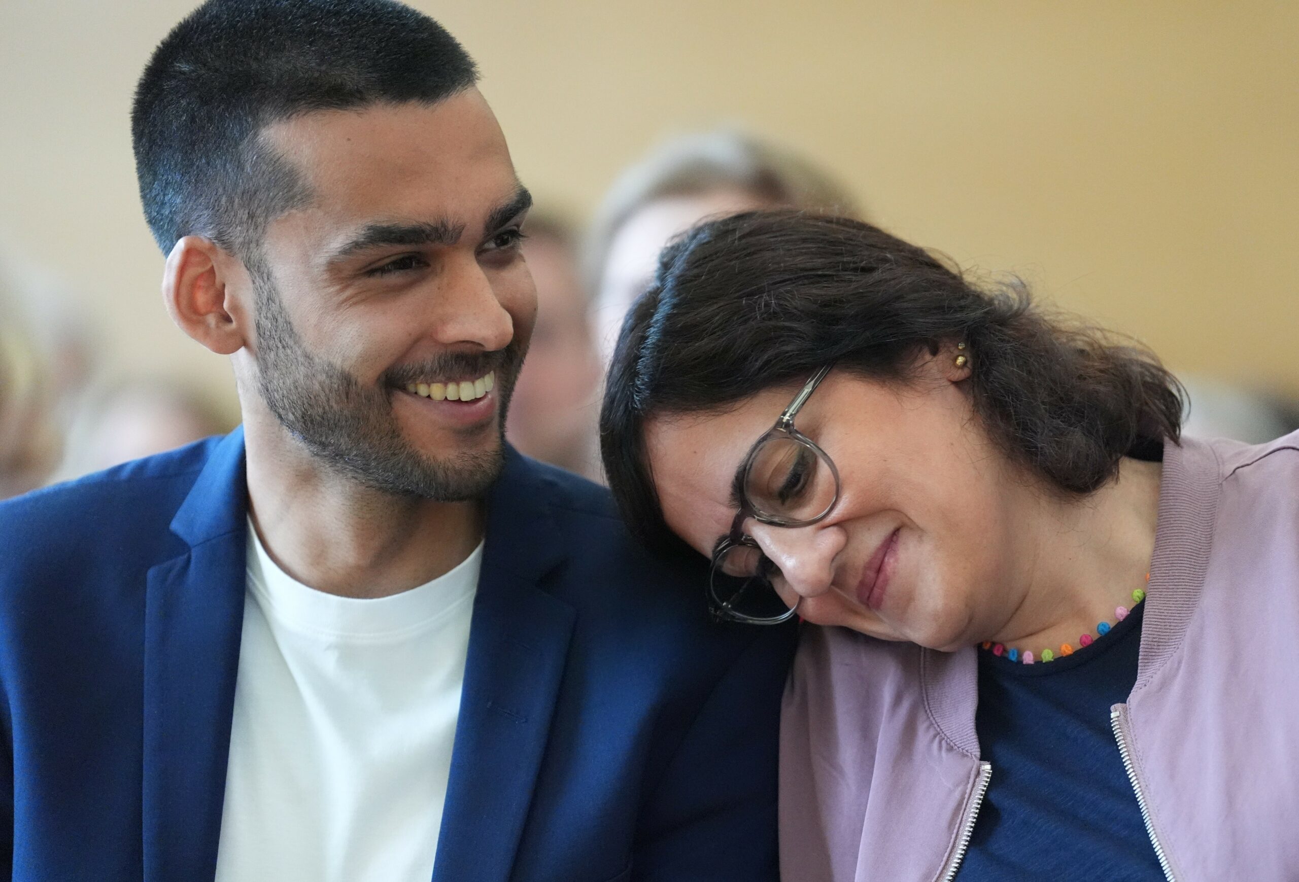 Maryam Blumenthal (r.) lehnt ihren Kopf an die Schulter von Leon Alam, Landesvorsitzender von Bündnis 90/Die Grünen Hamburg.