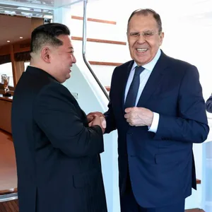 Nordkoreas Machthaber Kim Jong Un (l) begrüßt den russischen Außenminister Sergej Lawrow in Wonsan.