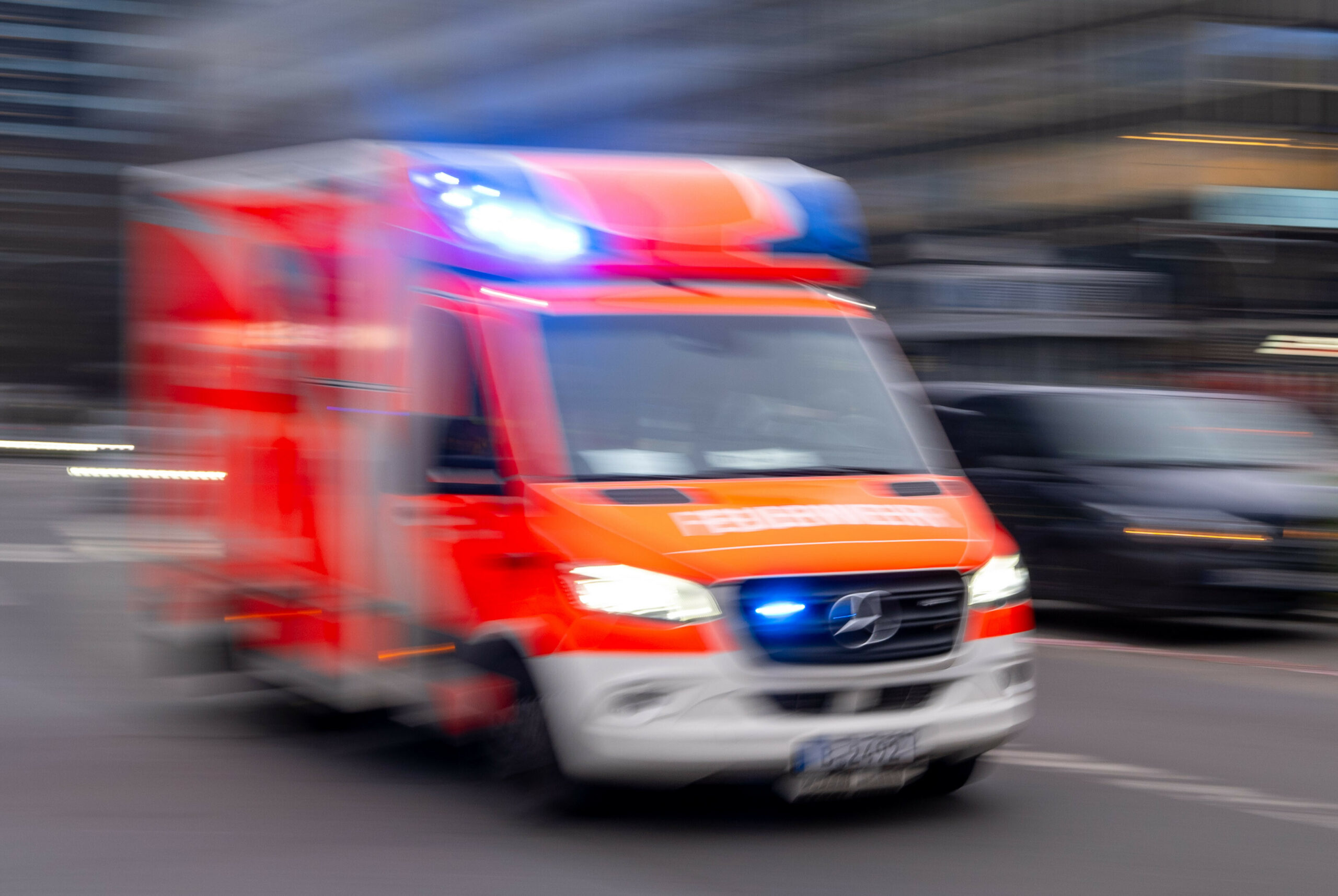 Ein Krankenwagen fährt mit Blaulicht.