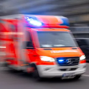 Ein Krankenwagen fährt mit Blaulicht.