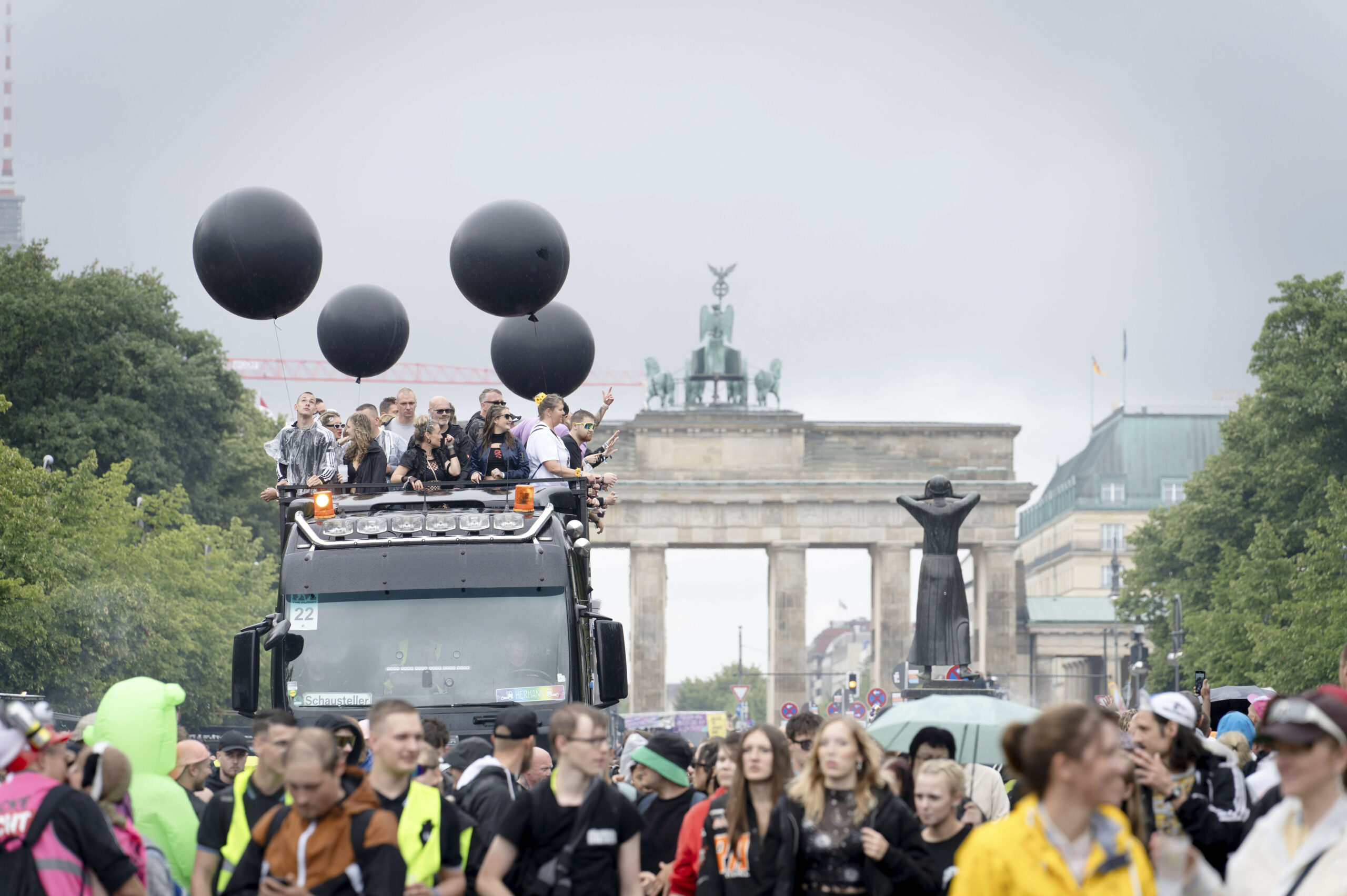 Die Rave the Planet 2025 Parade auf der Straße zum Brandenburger Tor und weiter zur Siegesäule.