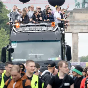 Die Rave the Planet 2025 Parade auf der Straße zum Brandenburger Tor und weiter zur Siegesäule.