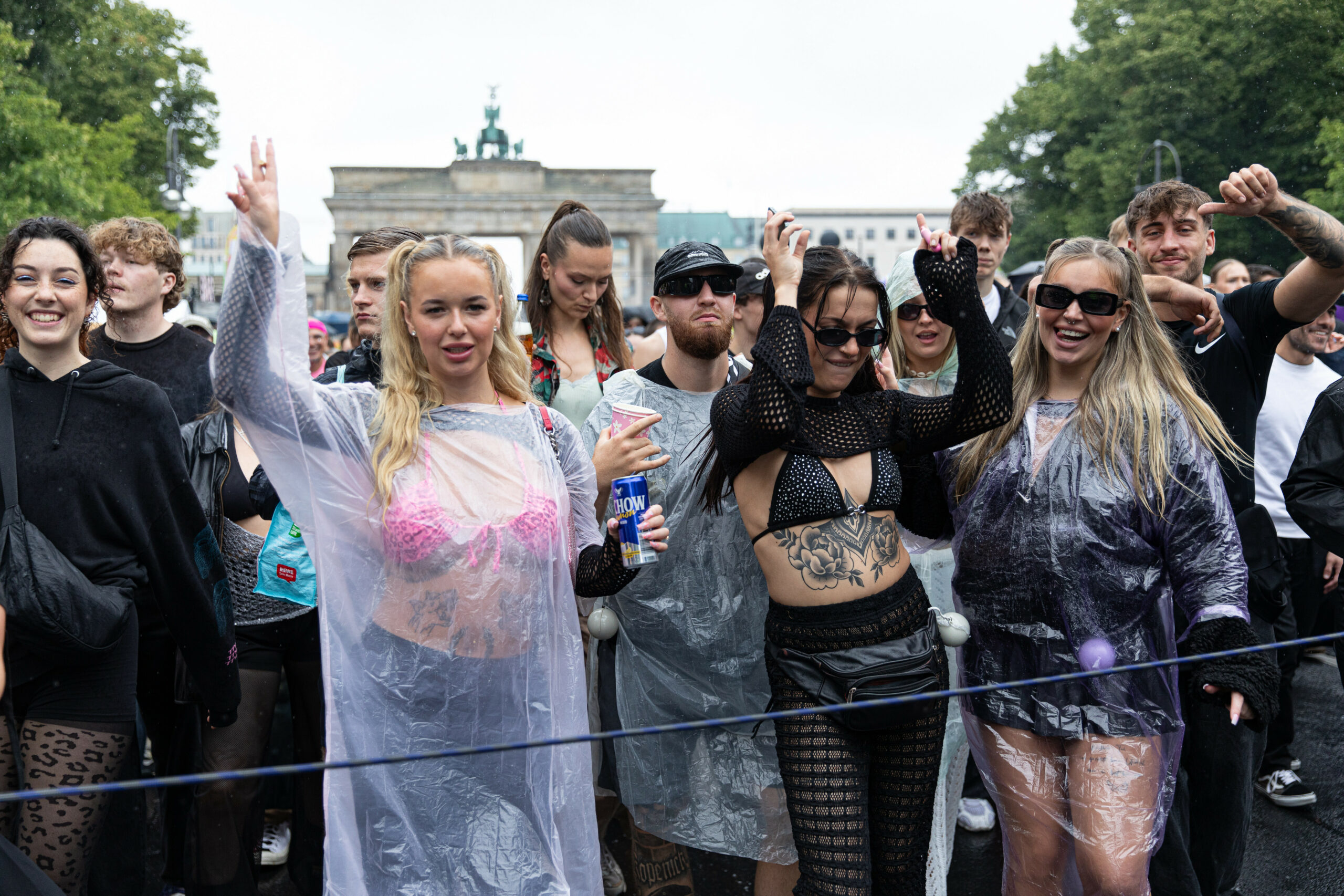 Mehrere Personen feiern auf der Techno-Parade «Rave The Planet»