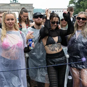 Mehrere Personen feiern auf der Techno-Parade «Rave The Planet»