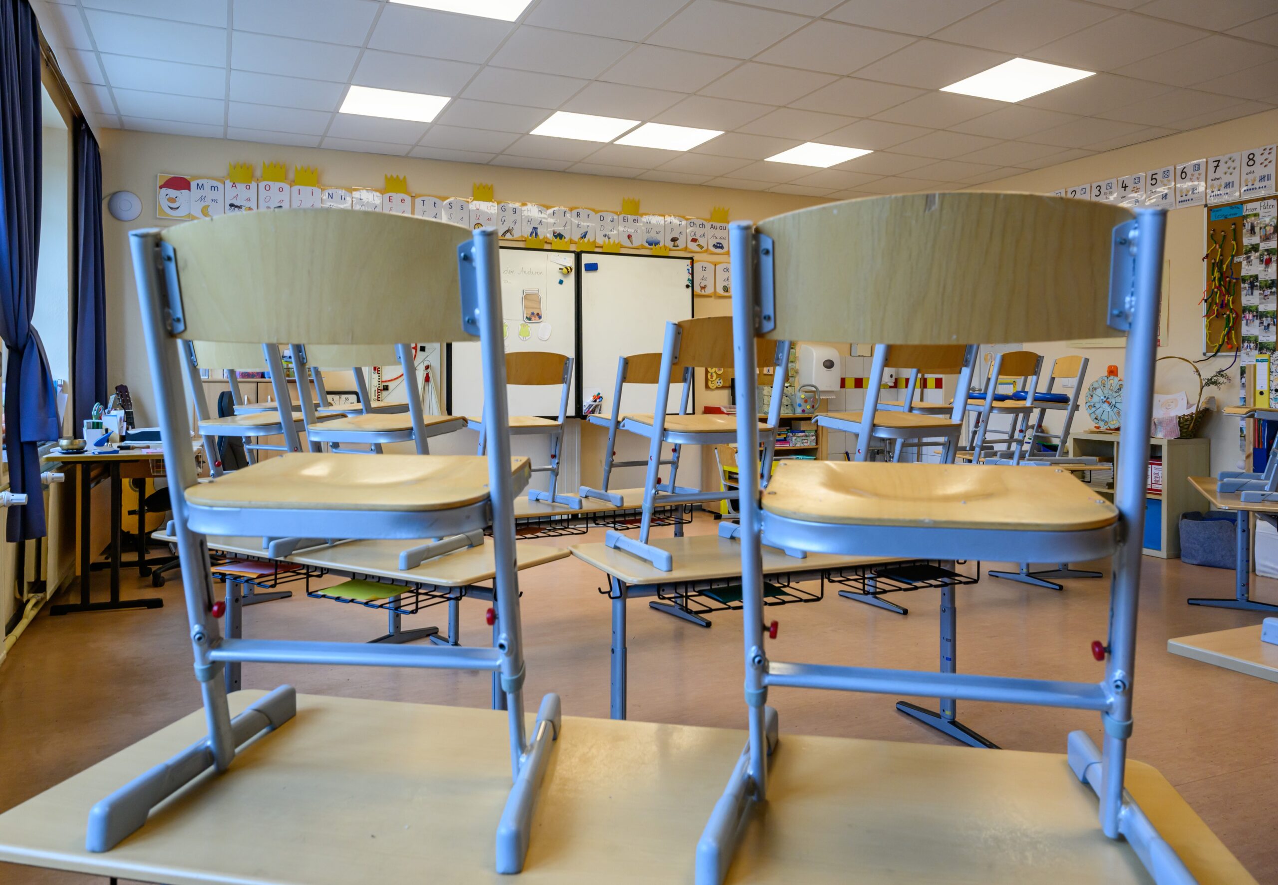 In einem Klassenzimmer sind alle Stühle hochgestellt
