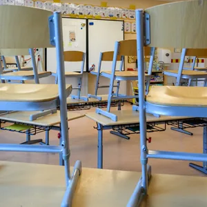 In einem Klassenzimmer sind alle Stühle hochgestellt