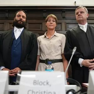 Frau im beigen Kleid zwischen zwei Anwälten