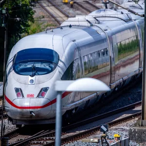 IC fährt durch Bahnhof