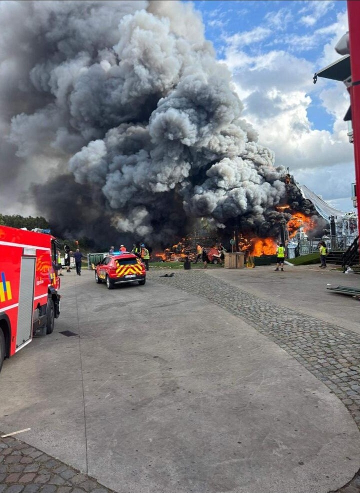 Kurz vor dem Start brennt es plötzlich auf dem Festivalgelände.