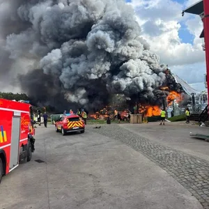 Kurz vor dem Start brennt es plötzlich auf dem Festivalgelände.