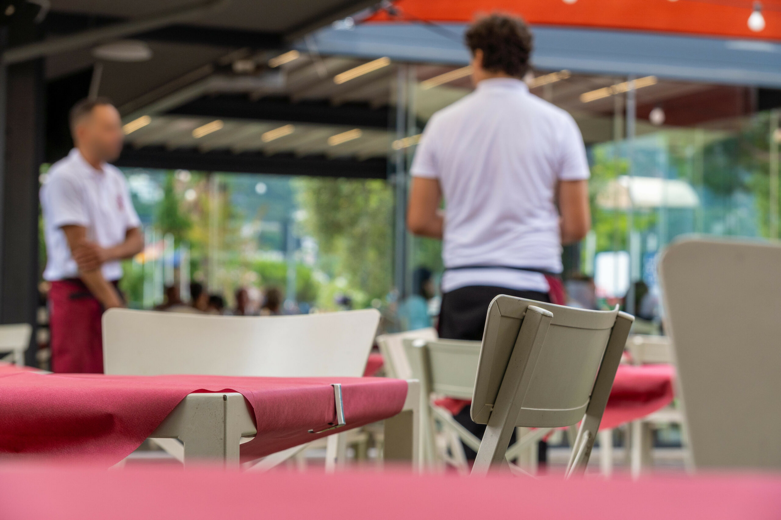 Zwei Mitarbeiter eines Restaurants im Sommerbetrieb. Die Kunden bleiben aus. (Symbolbild)