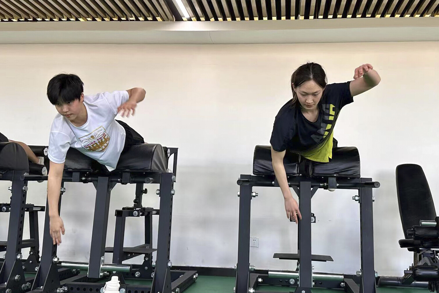 Yu Zidi beim trockenen Schwimm-Training