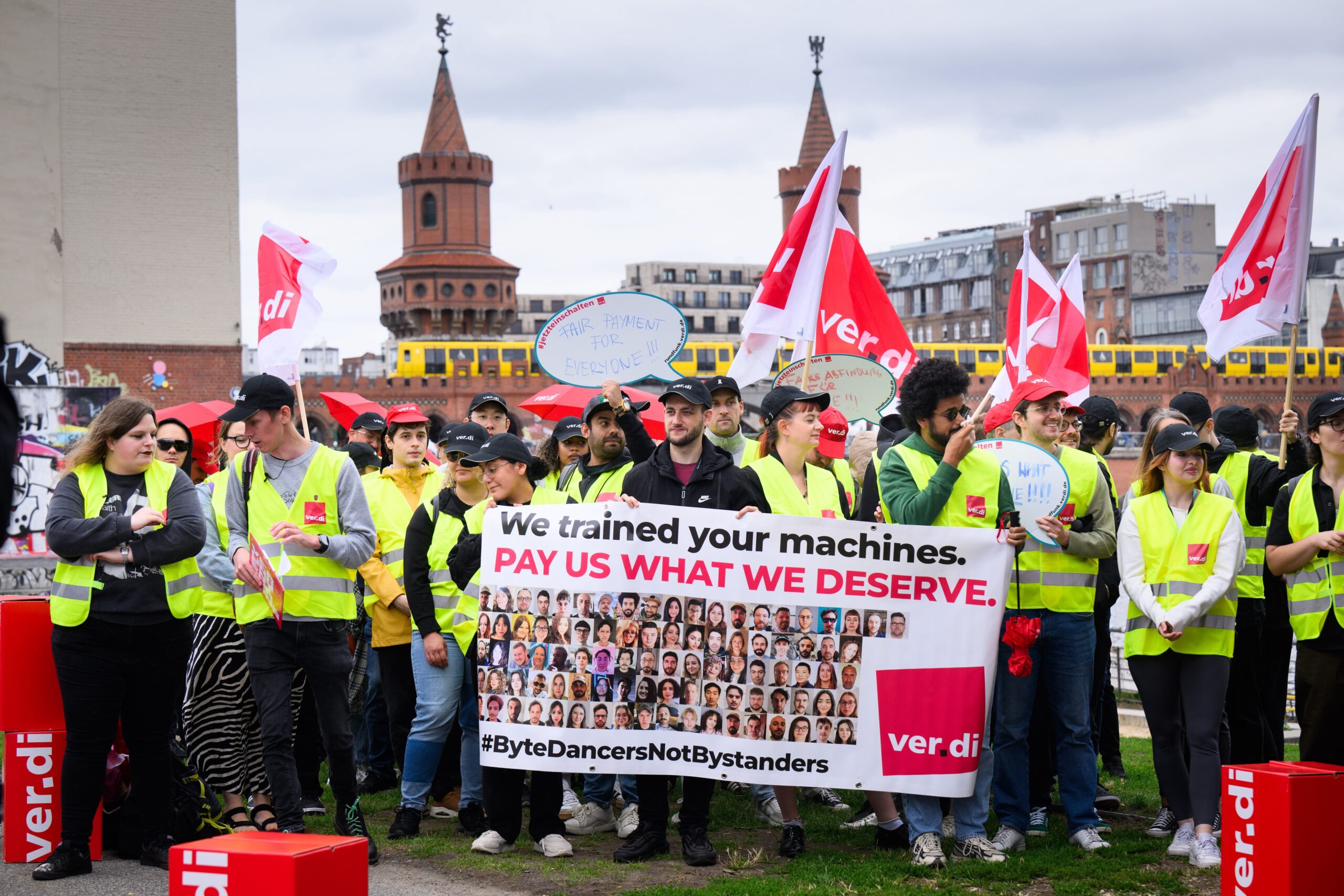 TikTok-Beschäftigte protestieren am Spree-Ufer in der Nähe der deutschen TikTok-Zentrale in Berlin-Friedrichshain gegen den geplanten Stellenabbau.