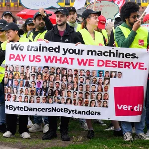 TikTok-Beschäftigte protestieren am Spree-Ufer in der Nähe der deutschen TikTok-Zentrale in Berlin-Friedrichshain gegen den geplanten Stellenabbau.