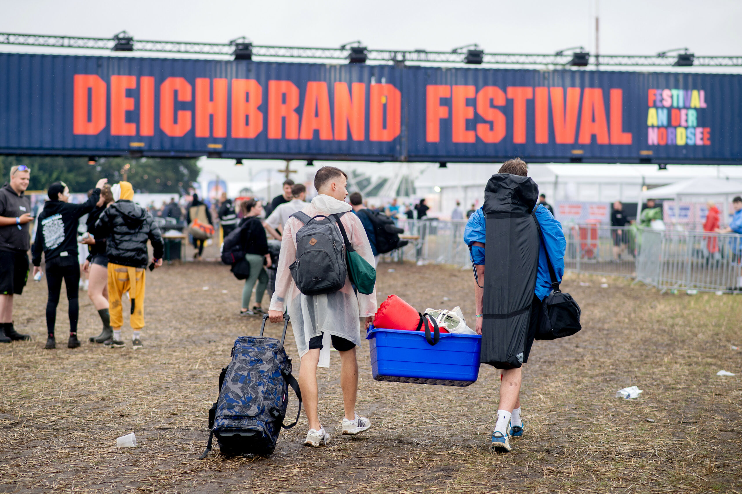 Festivalbesucher ziehen auf das Gelände
