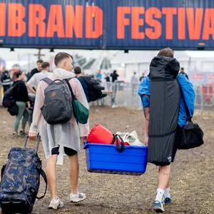 Festivalbesucher ziehen auf das Gelände