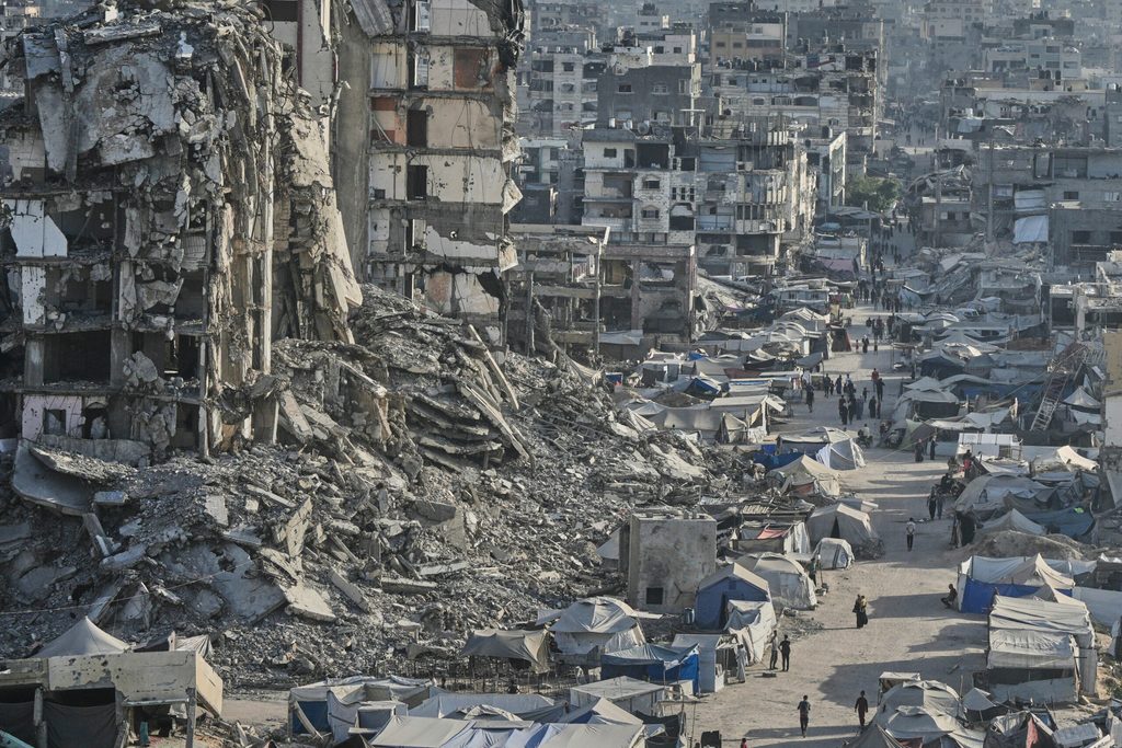 Zelte, in denen vertriebene Palästinenser untergebracht sind, stehen inmitten einer vom Krieg zerstörten Infrastruktur in Gaza-Stadt.