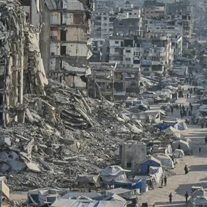 Zelte, in denen vertriebene Palästinenser untergebracht sind, stehen inmitten einer vom Krieg zerstörten Infrastruktur in Gaza-Stadt.