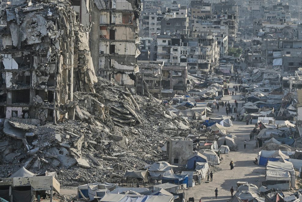 Zelte, in denen vertriebene Palästinenser untergebracht sind, stehen inmitten einer vom Krieg zerstörten Infrastruktur in Gaza-Stadt.