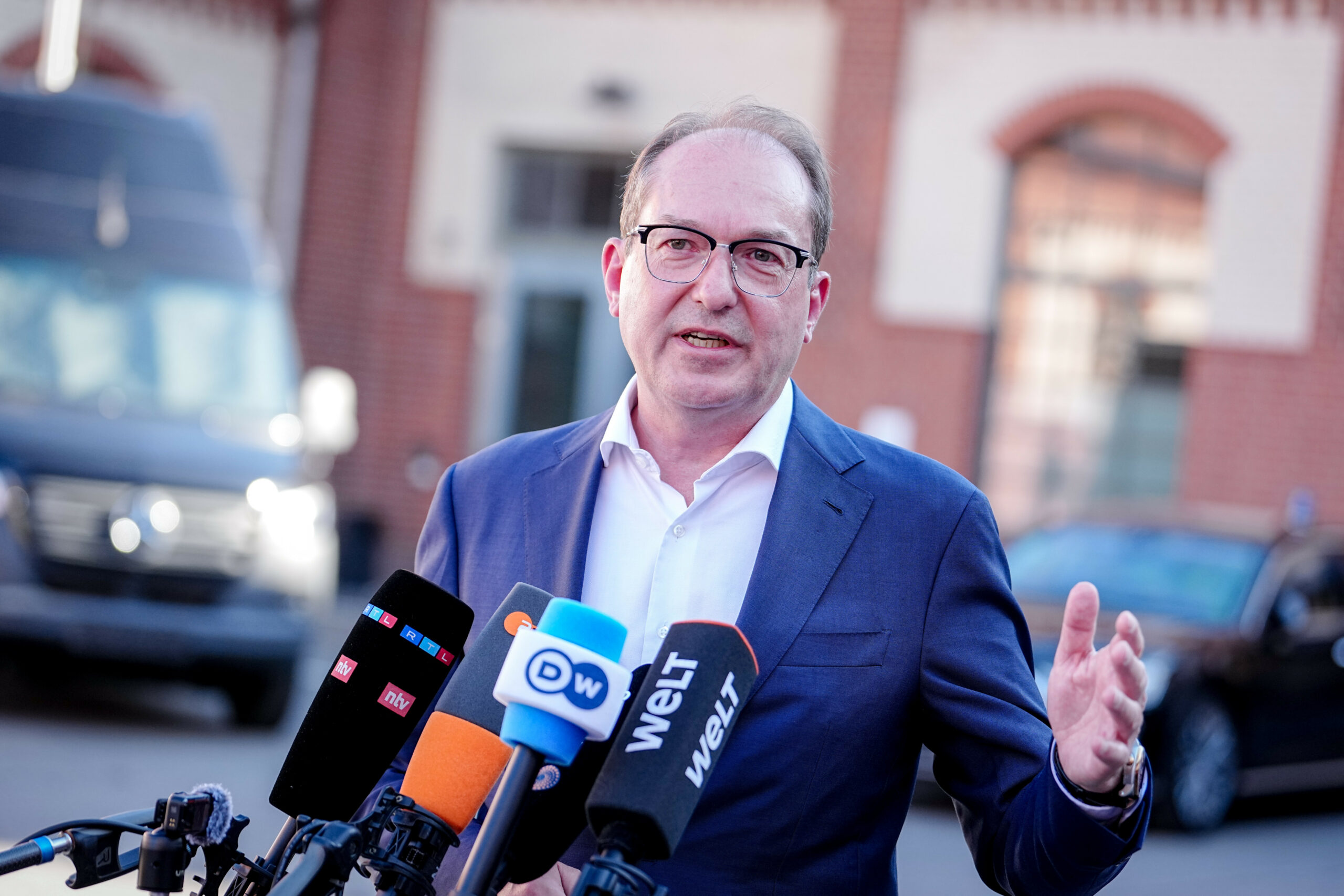 Bundesinnenminister Alexander Dobrindt gibt ein Pressestatement