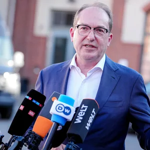 Bundesinnenminister Alexander Dobrindt gibt ein Pressestatement