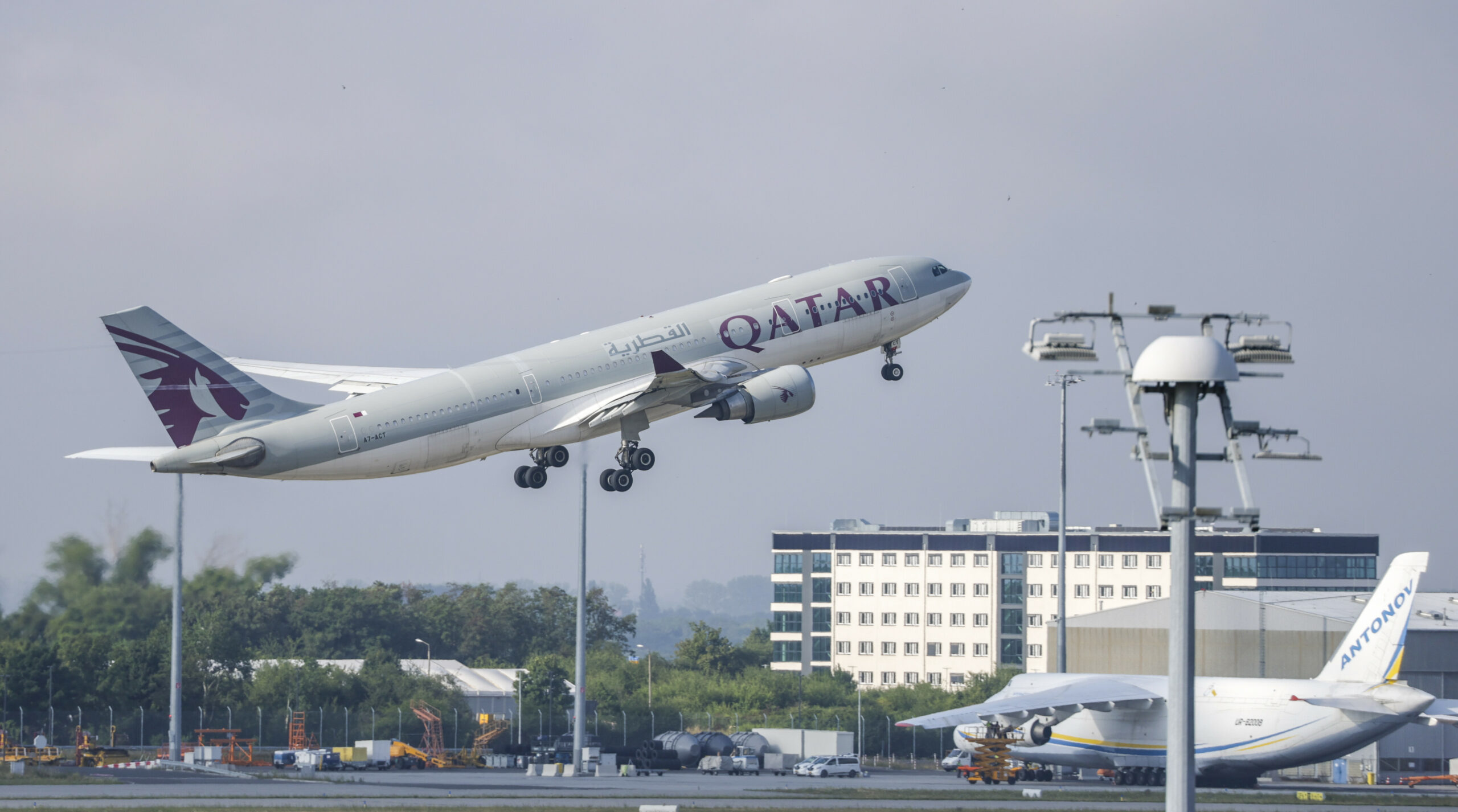 Flugzeug der Qatar Airways startet vom Flughafen Leipzig/Halle