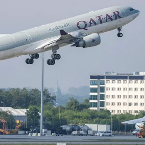 Flugzeug der Qatar Airways startet vom Flughafen Leipzig/Halle