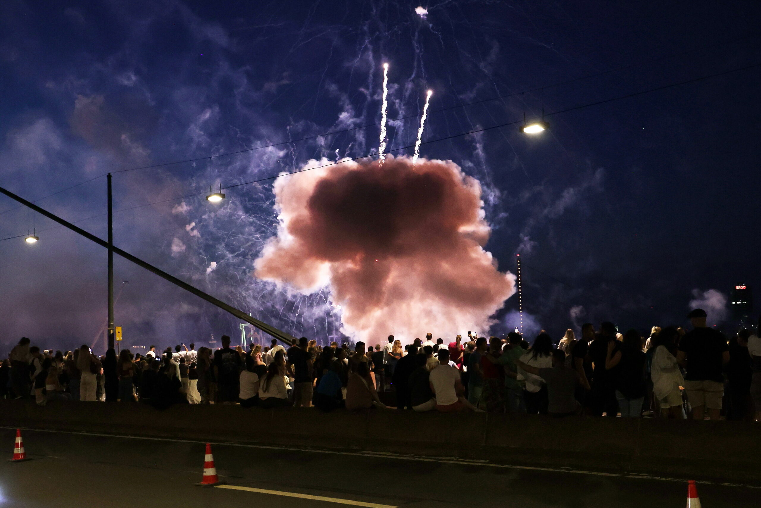 Ein Feuerwerkskörper explodiert in zu niedriger Höhe über Zuschauen beim Abschlussfeuerwerk der Rheinkirmes.