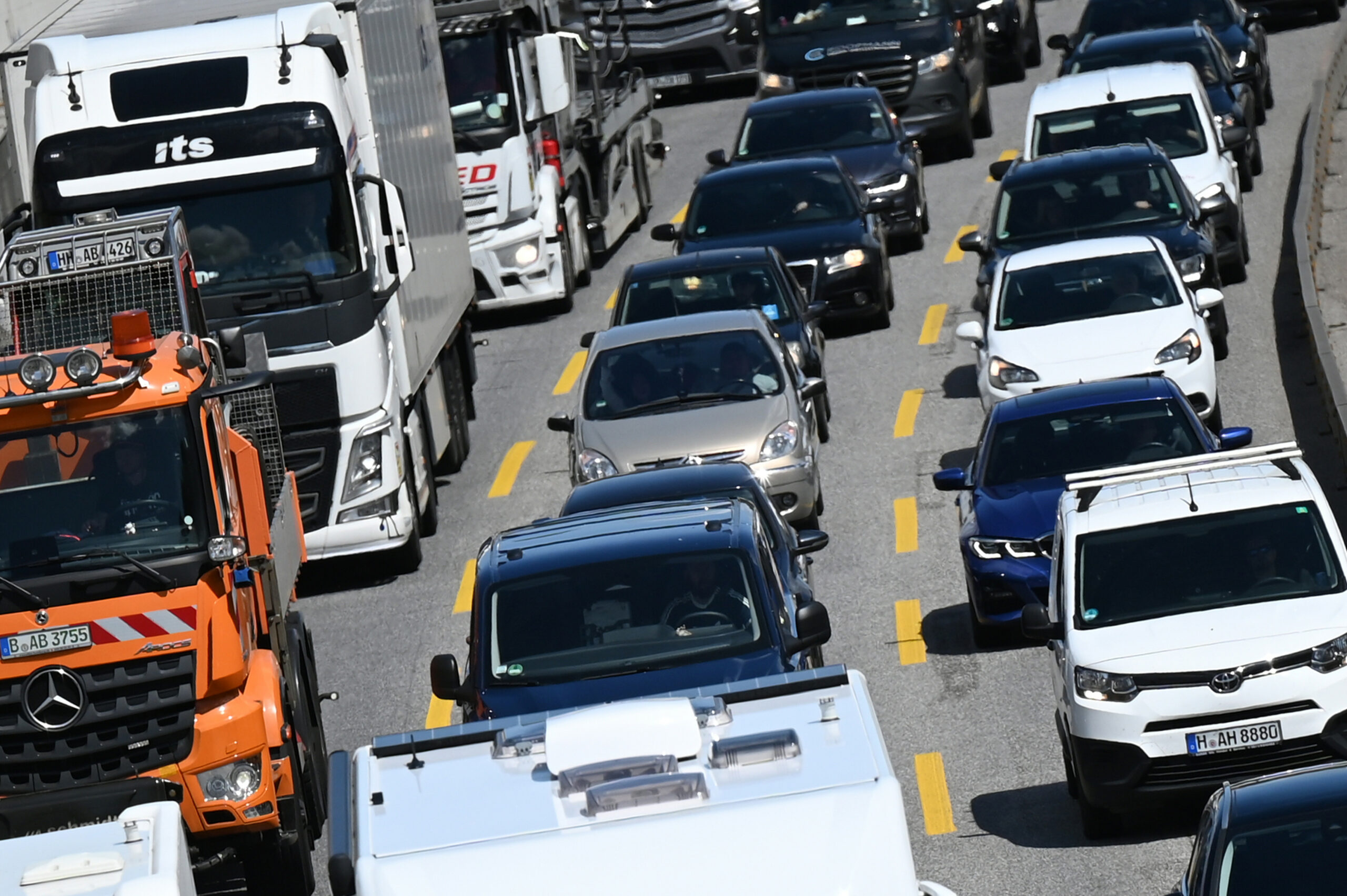 Autos und Lastkraftwagen stauen sich auf der A7