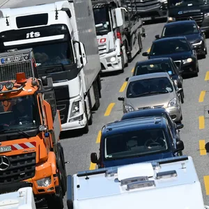 Autos und Lastkraftwagen stauen sich auf der A7