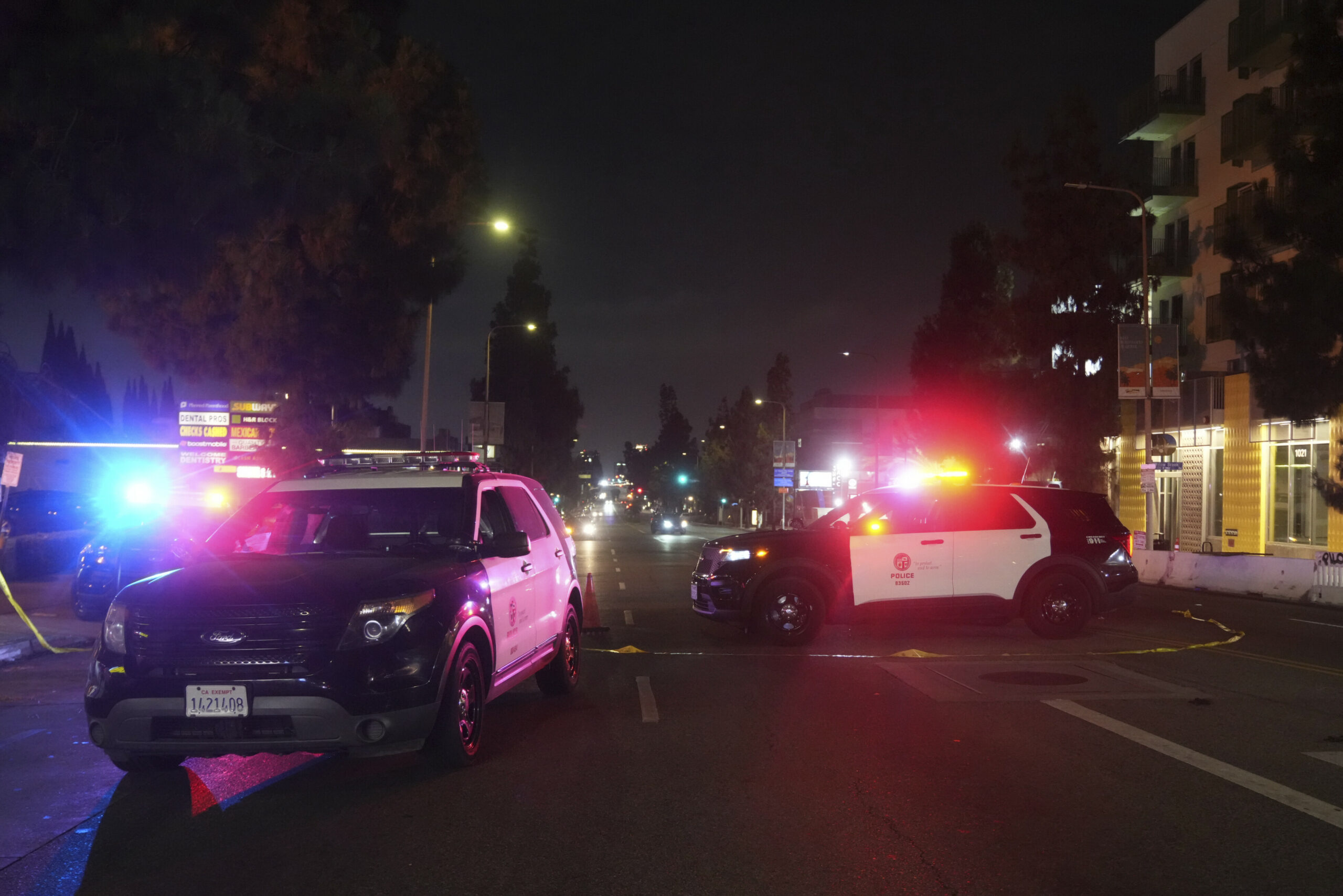 Polizeistreifenfahrzeuge sperren die Vermiont Ave ab, nachdem ein Fahrzeug in eine Menschenmenge gerast ist, die sich vor dem Nachtclub "The Vermont" in Los Angeles versammelt hatte.
